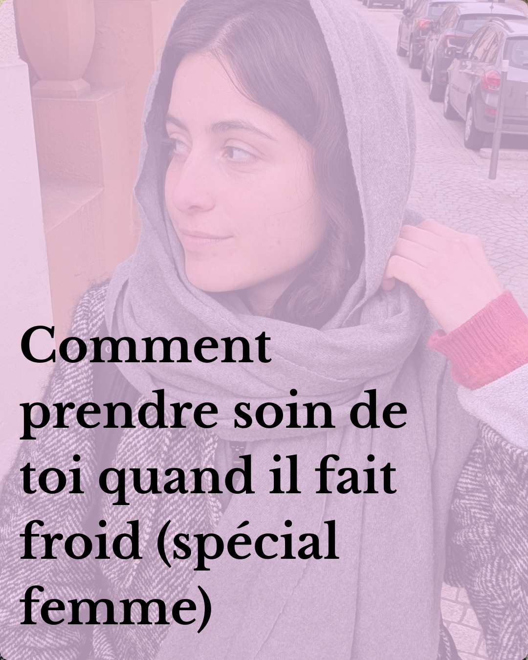 Photo de Sara portant une écharpe sur la tête pour se protéger du froid.