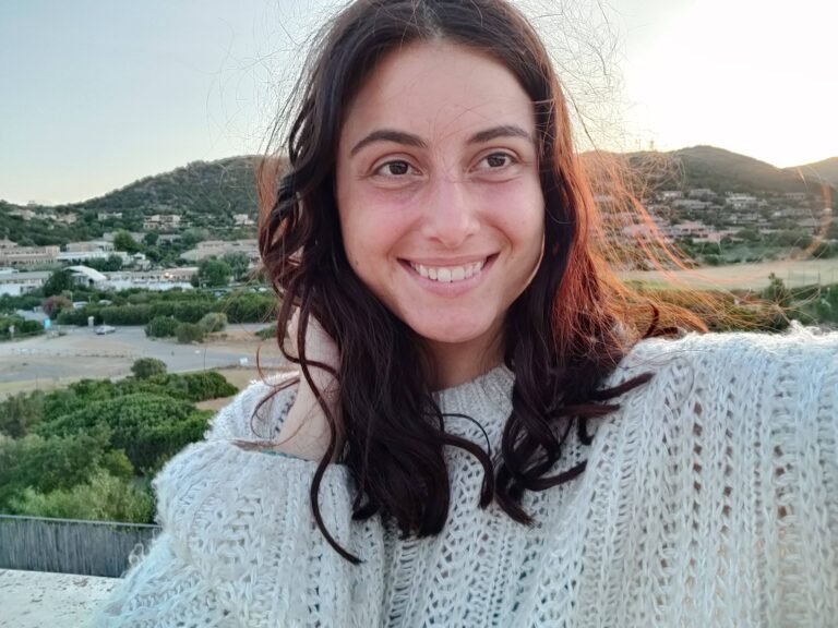 Photo de Sara en Sardaigne, avec une chaine de montagne derrière elle