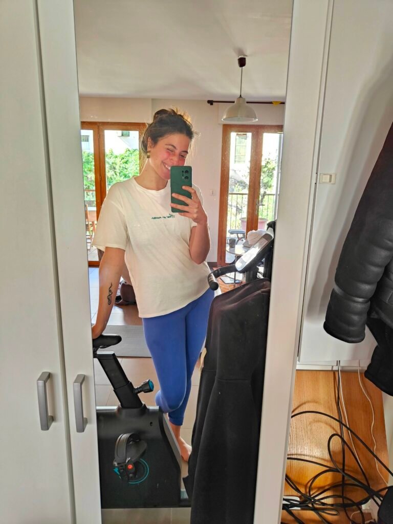 Sara se prenant en photo devant un miroir