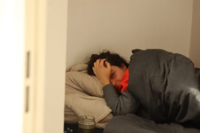 Sara allongée dans un lit, malade