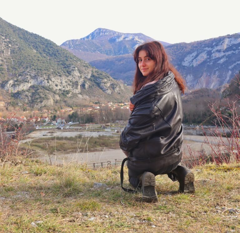 Photo de Sara posant devant des montagnes