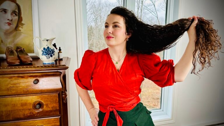 Katherine, une femme avec de très longs cheveux