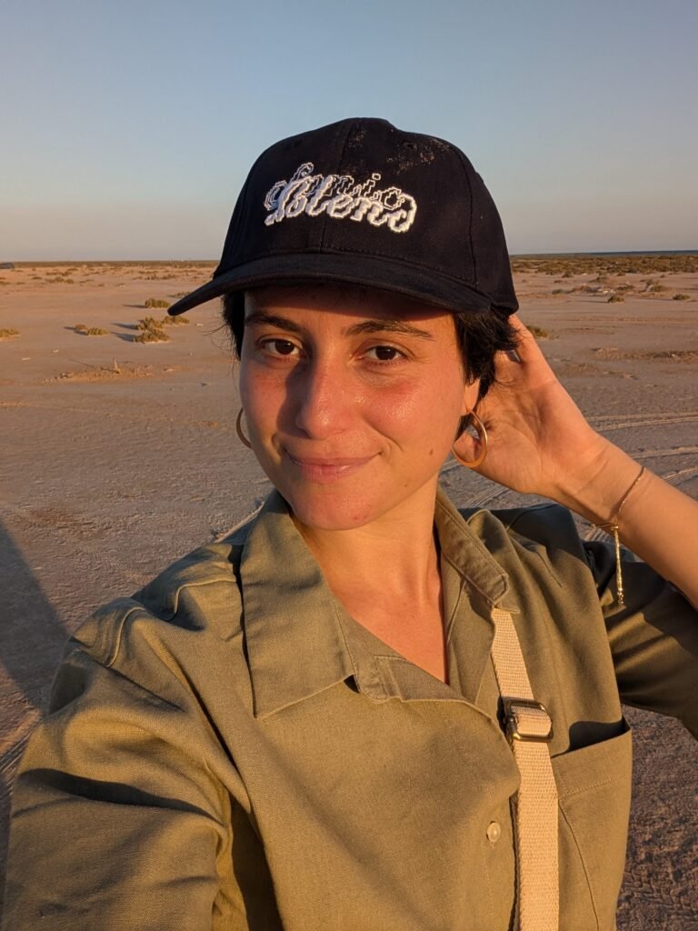Sara devant une longue étendue de sable