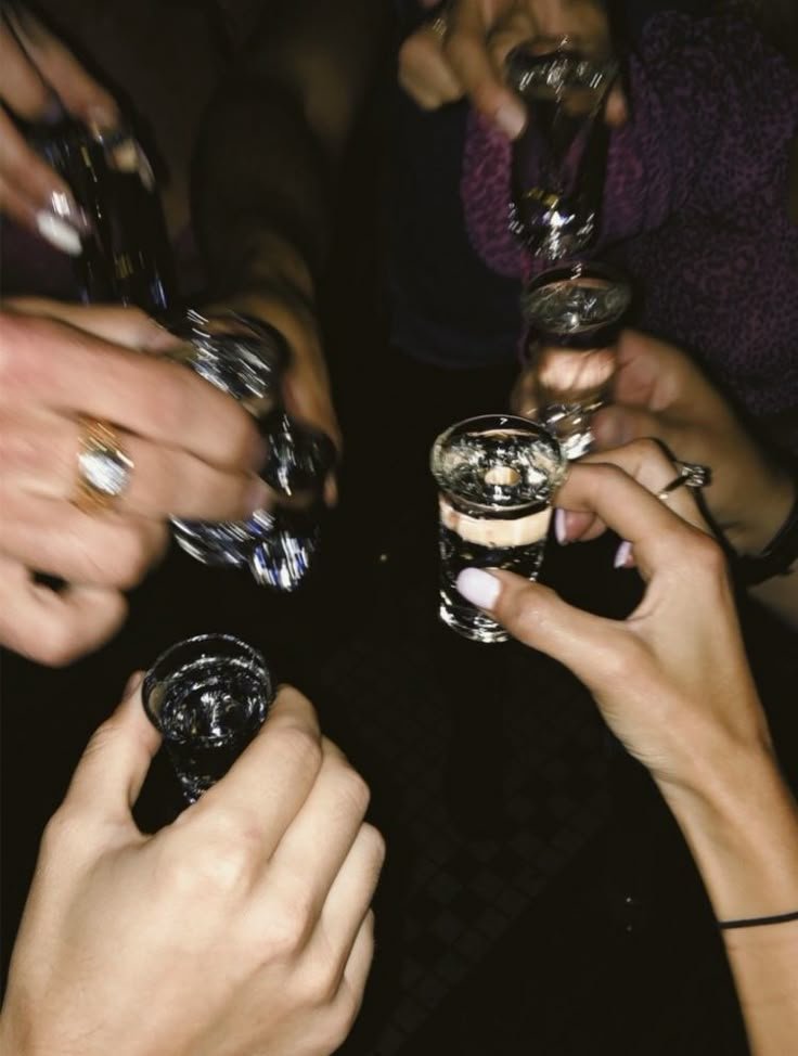 Photo avec un groupe tenant des shots d'alcool dans la main