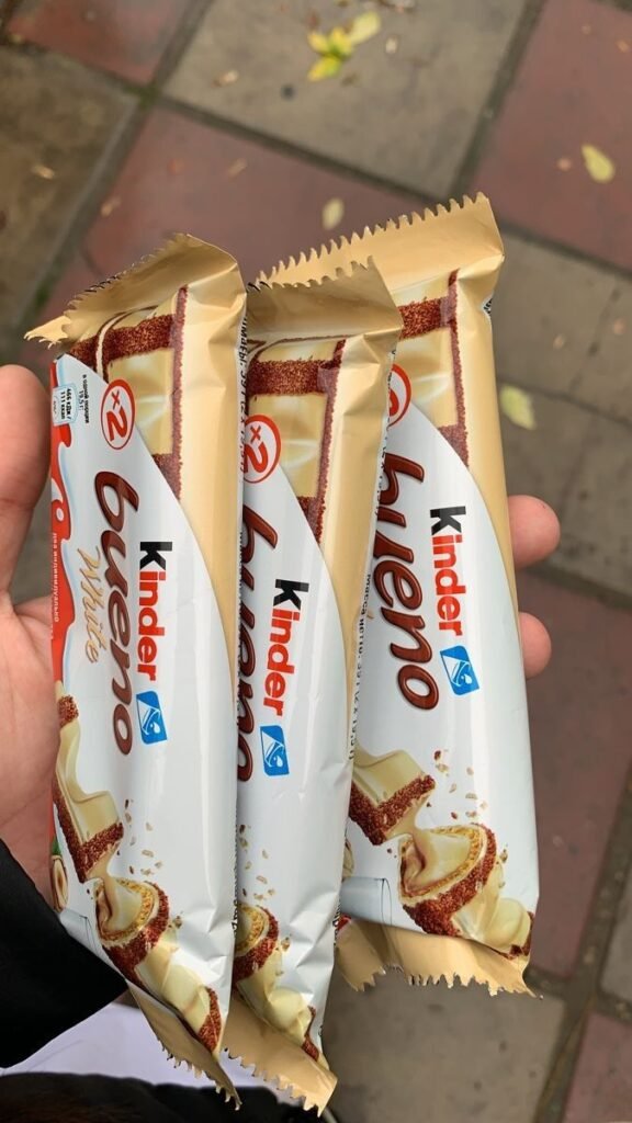 Photo d'une main tenant des kinder bueno