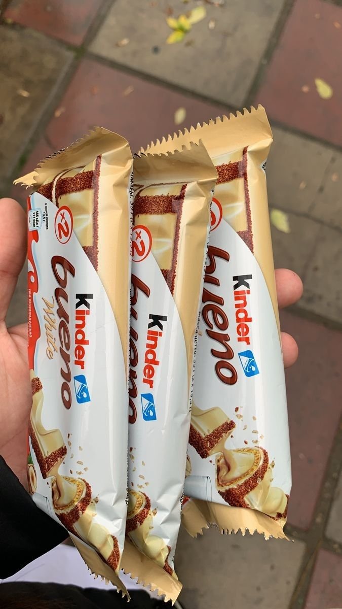 Photo d'une main tenant des kinder bueno