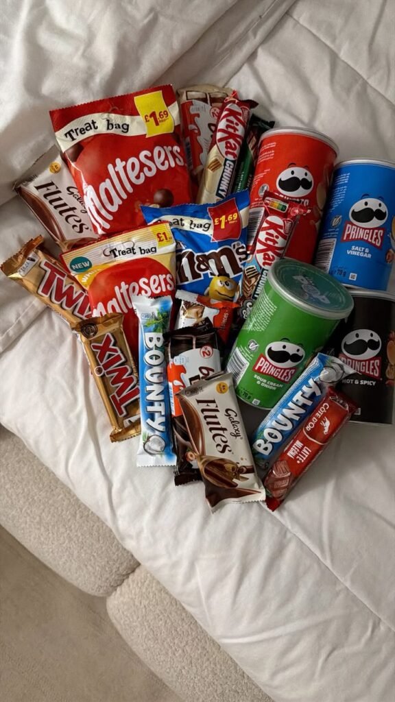 Des snacks plein de sucres posés sur un canapé